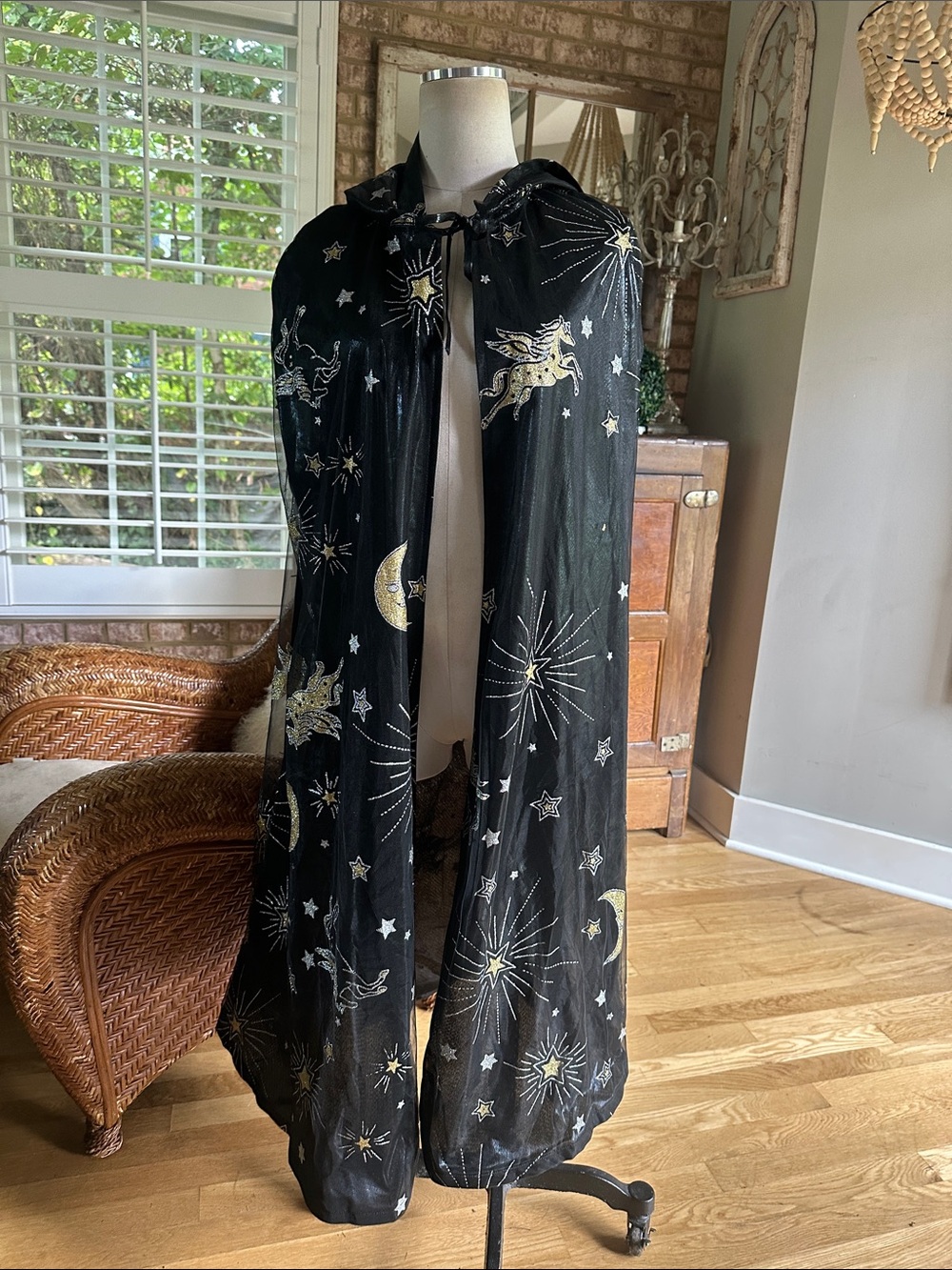 TARGET HALLOWEEN BLACK HOODED CAPE WITH GOLD UNICORNS STARS WHITCHERY OS